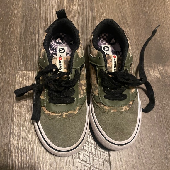 Airwalk boys shoes in hunter green size 3 - Picture 1 of 5